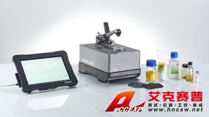 便攜式FT-IR光譜儀周圍有不同的測試樣品，平板筆記本顯示優秀的FT-IR測量結果